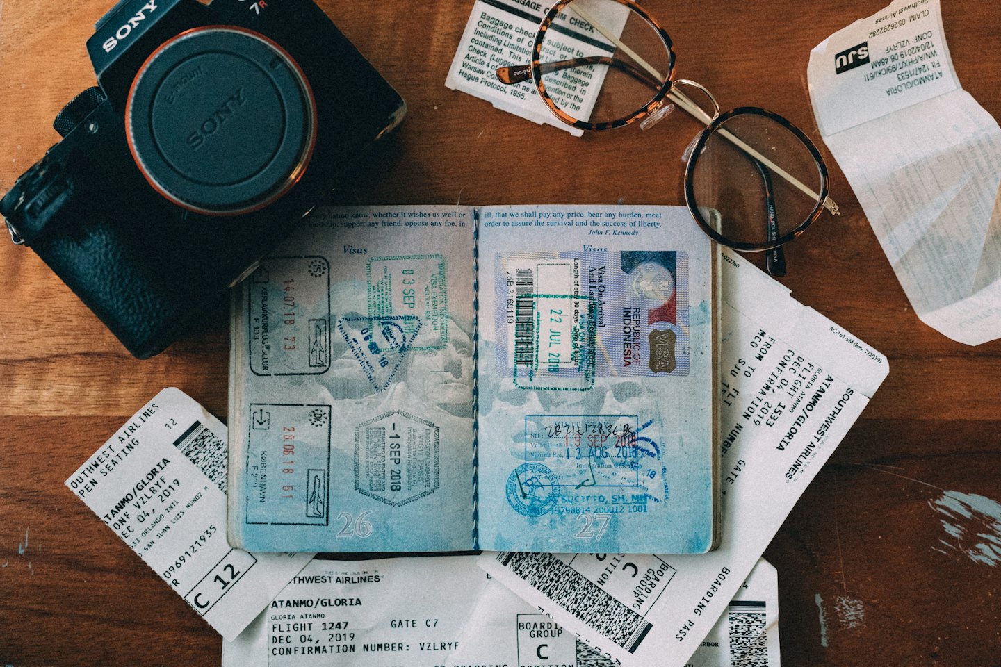 Essenziali da viaggio come passaporti e carte d'imbarco su un tavolo di legno.