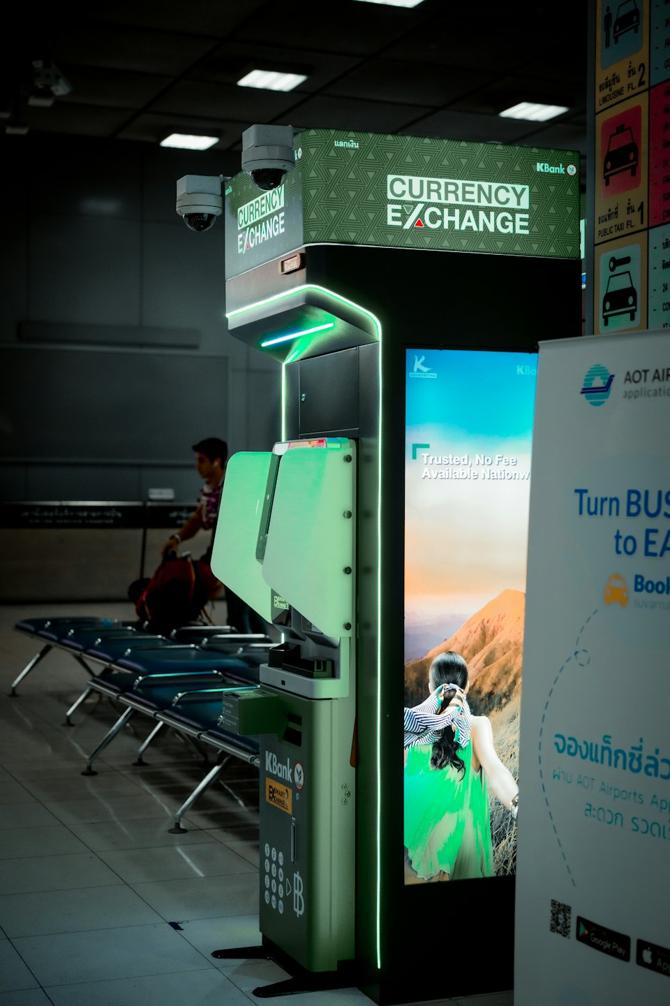 Chiosco di cambio valuta KBank verde situato nel terminal di un aeroporto.
